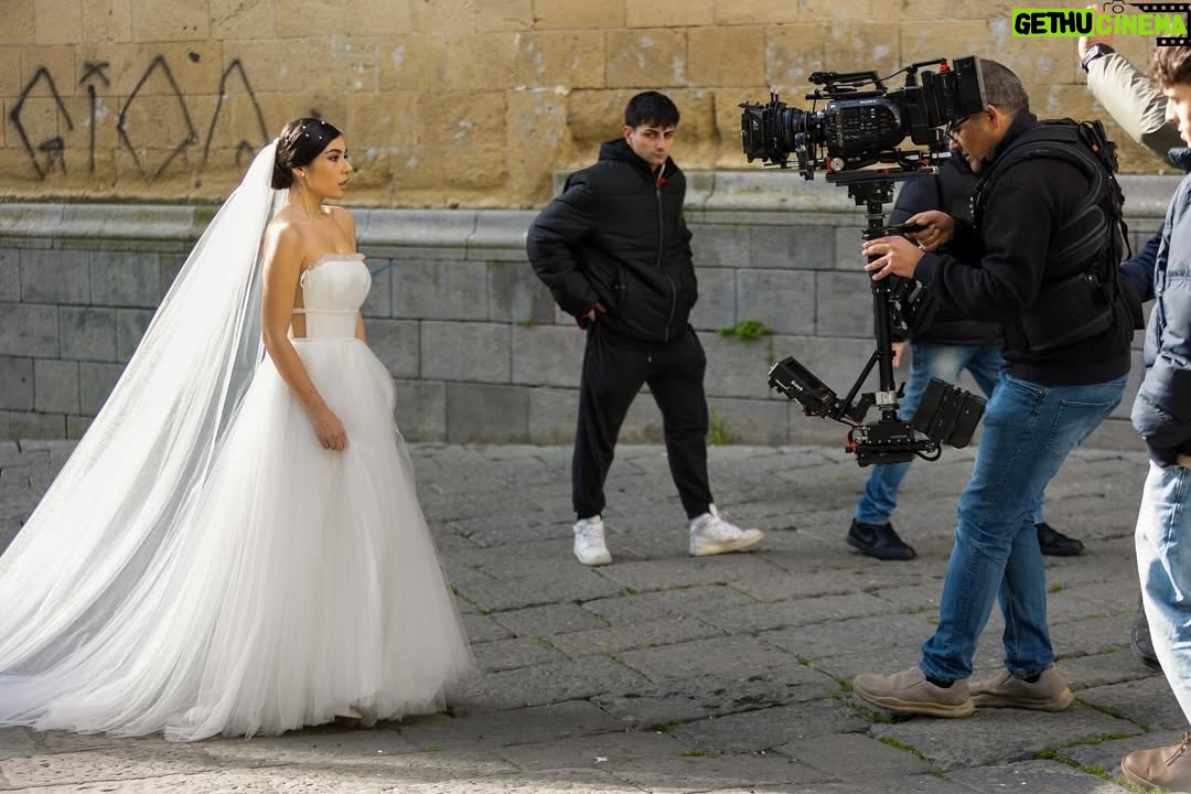 Giorgia Gianetiempo - 12.4K Likes - Dietro le quinte,dietro le puntate che vedete ogni sera c’è tanto lavoro…soprattutto c’è una squadra incredibile. Produzione,redazione,amministrazione,tecnici,cameraman,fonici,montatori,costumiste,truccatori,parrucchieri lavorano tutti i giorni con passione e determinazione per far sì che questo prodotto sia anche vostro.Anche quando capitano imprevisti, loro sono sempre lì, pronti a risolvere qualunque problema in un nano secondo(non so come,ma vi giuro che è così!). Il divertimento non manca mai e anche quando ci sono delle giornate un po’ più difficili le affrontiamo restando uniti,raramente ho visto un set così e forse è anche questa la nostra forza:l’unione. 
Alla mia seconda famiglia..GRAZIE. VI VOGLIO BENE. 
#unpostoalsole ph: @giuseppedanna_insta