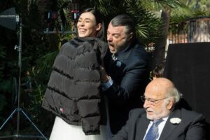 Giorgia Gianetiempo Instagram - Dietro le quinte,dietro le puntate che vedete ogni sera c’è tanto lavoro…soprattutto c’è una squadra incredibile. Produzione,redazione,amministrazione,tecnici,cameraman,fonici,montatori,costumiste,truccatori,parrucchieri lavorano tutti i giorni con passione e determinazione per far sì che questo prodotto sia anche vostro.Anche quando capitano imprevisti, loro sono sempre lì, pronti a risolvere qualunque problema in un nano secondo(non so come,ma vi giuro che è così!). Il divertimento non manca mai e anche quando ci sono delle giornate un po’ più difficili le affrontiamo restando uniti,raramente ho visto un set così e forse è anche questa la nostra forza:l’unione. 
Alla mia seconda famiglia..GRAZIE. VI VOGLIO BENE. 
#unpostoalsole ph: @giuseppedanna_insta