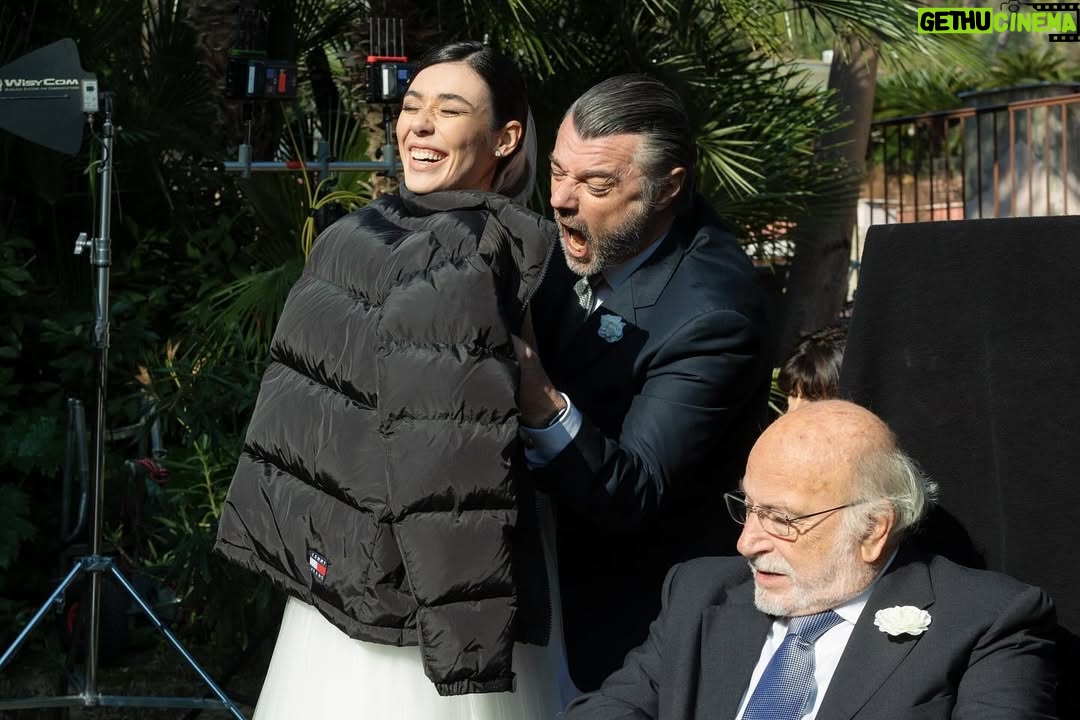 Giorgia Gianetiempo - 12.4K Likes - Dietro le quinte,dietro le puntate che vedete ogni sera c’è tanto lavoro…soprattutto c’è una squadra incredibile. Produzione,redazione,amministrazione,tecnici,cameraman,fonici,montatori,costumiste,truccatori,parrucchieri lavorano tutti i giorni con passione e determinazione per far sì che questo prodotto sia anche vostro.Anche quando capitano imprevisti, loro sono sempre lì, pronti a risolvere qualunque problema in un nano secondo(non so come,ma vi giuro che è così!). Il divertimento non manca mai e anche quando ci sono delle giornate un po’ più difficili le affrontiamo restando uniti,raramente ho visto un set così e forse è anche questa la nostra forza:l’unione. 
Alla mia seconda famiglia..GRAZIE. VI VOGLIO BENE. 
#unpostoalsole ph: @giuseppedanna_insta