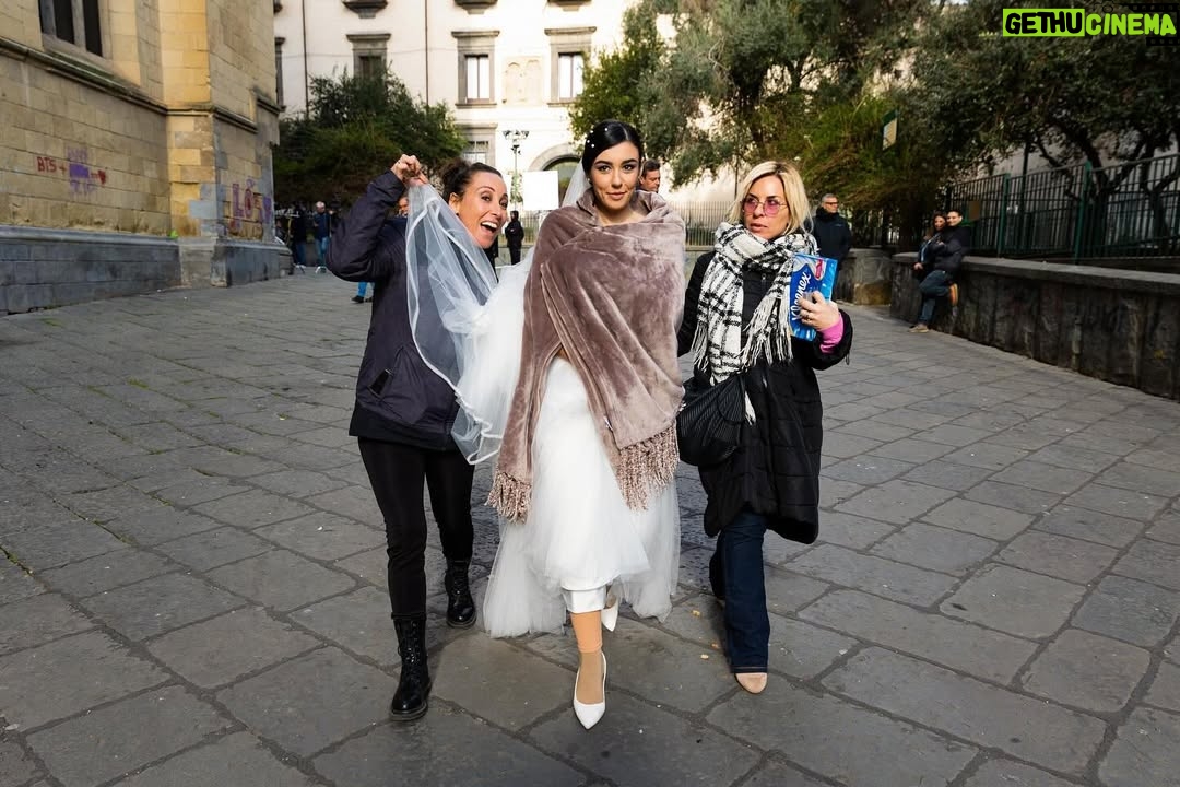 Giorgia Gianetiempo - 12.4K Likes - Dietro le quinte,dietro le puntate che vedete ogni sera c’è tanto lavoro…soprattutto c’è una squadra incredibile. Produzione,redazione,amministrazione,tecnici,cameraman,fonici,montatori,costumiste,truccatori,parrucchieri lavorano tutti i giorni con passione e determinazione per far sì che questo prodotto sia anche vostro.Anche quando capitano imprevisti, loro sono sempre lì, pronti a risolvere qualunque problema in un nano secondo(non so come,ma vi giuro che è così!). Il divertimento non manca mai e anche quando ci sono delle giornate un po’ più difficili le affrontiamo restando uniti,raramente ho visto un set così e forse è anche questa la nostra forza:l’unione. 
Alla mia seconda famiglia..GRAZIE. VI VOGLIO BENE. 
#unpostoalsole ph: @giuseppedanna_insta