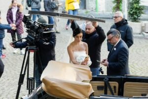 Giorgia Gianetiempo Instagram - Dietro le quinte,dietro le puntate che vedete ogni sera c’è tanto lavoro…soprattutto c’è una squadra incredibile. Produzione,redazione,amministrazione,tecnici,cameraman,fonici,montatori,costumiste,truccatori,parrucchieri lavorano tutti i giorni con passione e determinazione per far sì che questo prodotto sia anche vostro.Anche quando capitano imprevisti, loro sono sempre lì, pronti a risolvere qualunque problema in un nano secondo(non so come,ma vi giuro che è così!). Il divertimento non manca mai e anche quando ci sono delle giornate un po’ più difficili le affrontiamo restando uniti,raramente ho visto un set così e forse è anche questa la nostra forza:l’unione. 
Alla mia seconda famiglia..GRAZIE. VI VOGLIO BENE. 
#unpostoalsole ph: @giuseppedanna_insta