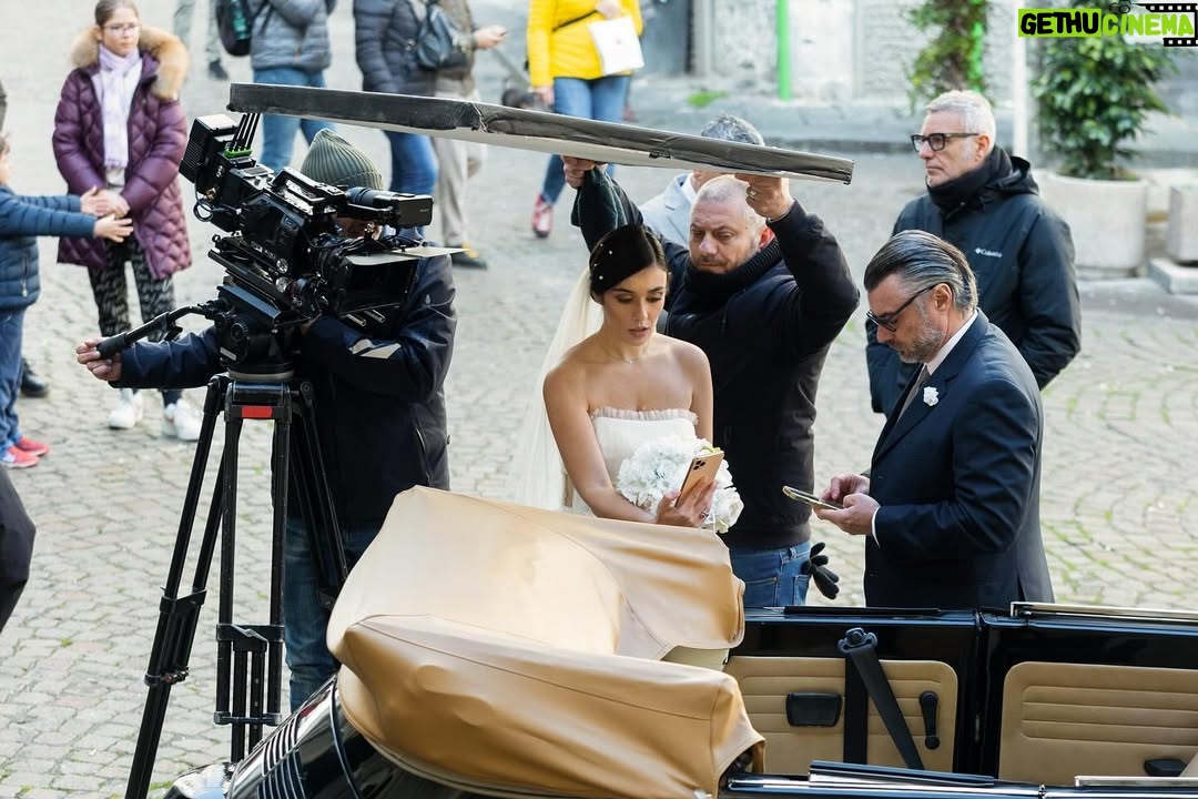 Giorgia Gianetiempo - 12.4K Likes - Dietro le quinte,dietro le puntate che vedete ogni sera c’è tanto lavoro…soprattutto c’è una squadra incredibile. Produzione,redazione,amministrazione,tecnici,cameraman,fonici,montatori,costumiste,truccatori,parrucchieri lavorano tutti i giorni con passione e determinazione per far sì che questo prodotto sia anche vostro.Anche quando capitano imprevisti, loro sono sempre lì, pronti a risolvere qualunque problema in un nano secondo(non so come,ma vi giuro che è così!). Il divertimento non manca mai e anche quando ci sono delle giornate un po’ più difficili le affrontiamo restando uniti,raramente ho visto un set così e forse è anche questa la nostra forza:l’unione. 
Alla mia seconda famiglia..GRAZIE. VI VOGLIO BENE. 
#unpostoalsole ph: @giuseppedanna_insta