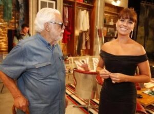 Giovanna Antonelli Instagram - Hoje o Brasil se despede de Manoel Carlos.
E com ele, de uma era.
Maneco não escreveu apenas novelas.
Ele escreveu o cotidiano, o afeto, os silêncios, os conflitos que moravam dentro de casa.
Ele transformou o simples em profundo e fez do diálogo uma arte.

Tive o privilégio de fazer três novelas suas.
De aprender com um autor que entendia o ator, respeitava o humano e acreditava no tempo das emoções.
Trabalhar com ele era entrar num universo onde menos era mais e sentir era tudo… época em que a novela parava o Brasil, reunia famílias, criava discussões, amores e frases eternas.

Maneco escreveu mulheres inesquecíveis, amores imperfeitos, relações reais.
Escreveu o Brasil urbano, sensível, contraditório e nos fez espelho.
Isso tudo seguirá em cada cena, em cada memória, em cada emoção que ele ajudou a construir.
Obrigada por tanto. 
🤍