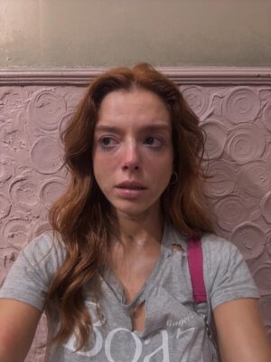 Giovanna Lancellotti Instagram - ÚLTIMO DIA de gravação de #DonaDeMim
Passa um filme na cabeça…
Começamos essa jornada no início de janeiro. Quase um ano se passou.
E, de lá pra cá, tanto aprendizado. Tantos amigos que fiz. Tanta intensidade, experiência e mergulhos profundos..
É difícil tentar explicar o que é viver e fazer uma novela..
Mas o que eu consigo explicar é a imensa felicidade que a Kami me proporcionou.
Meu Deus!!! Eu vou ficar com muita saudade! Dela, dos amigos dela, dessa equipe MARAVILHOSA que me fez relembrar o quanto é bom trabalhar na televisão quando se tem afeto, escuta, parceria! E um bom texto! 😬
Fui muito, mas muuuuuito feliz aqui com vocês, pessoinhas 🥹
Meu coração é só gratidão!
Que a gente se encontre breve e sempre!
Kamila Luiza, minha maluca, aprendi tanto com você!!
Vibrei sua alegria, sofri suas dores.. E, com certeza, tive uma das sequências mais inesquecíveis da minha carreira!
Obrigada!!!!
Meu trio, vocês são incríveis! Mulheres que quero pra vida! Obrigada pela amizade linda que construímos fora das câmeras! Eu amo vocês 🤍🤍🤍