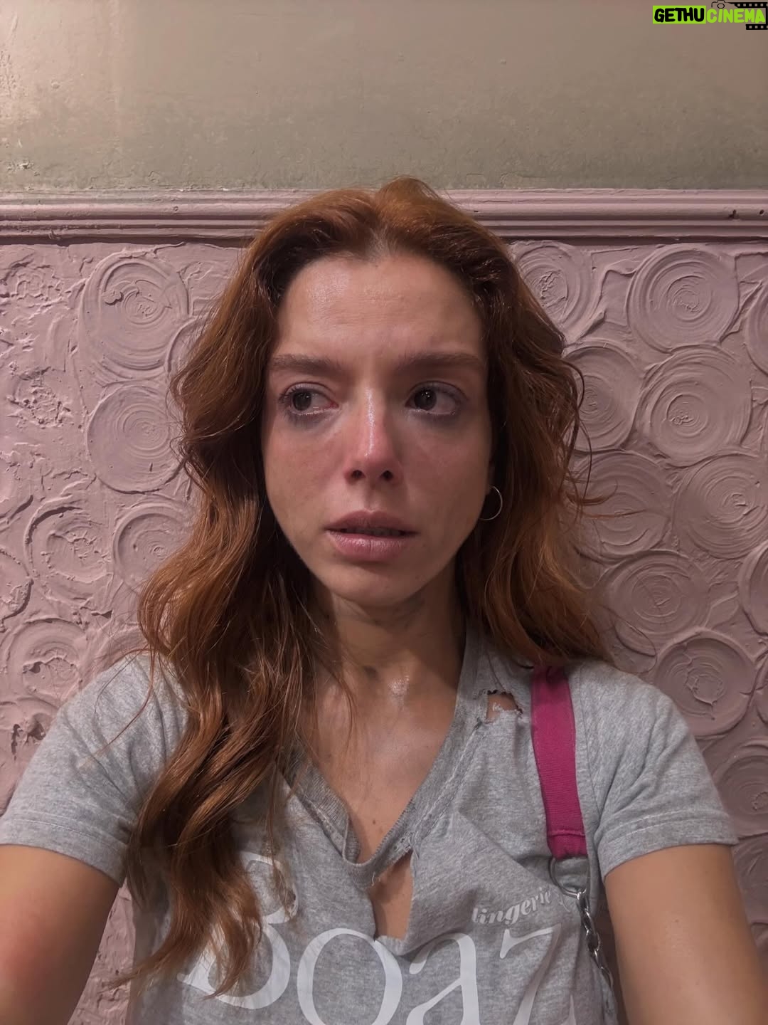 Giovanna Lancellotti - 82.2K Likes - ÚLTIMO DIA de gravação de #DonaDeMim 

Passa um filme na cabeça… 
Começamos essa jornada no início de janeiro. Quase um ano se passou. 
E, de lá pra cá, tanto aprendizado. Tantos amigos que fiz. Tanta intensidade, experiência e mergulhos profundos.. 
É difícil tentar explicar o que é viver e fazer uma novela.. 

Mas o que eu consigo explicar é a imensa felicidade que a Kami me proporcionou. 
Meu Deus!!! Eu vou ficar com muita saudade! Dela, dos amigos dela, dessa equipe MARAVILHOSA que me fez relembrar o quanto é bom trabalhar na televisão quando se tem afeto, escuta, parceria! E um bom texto! 😬 

Fui muito, mas muuuuuito feliz aqui com vocês, pessoinhas 🥹
Meu coração é só gratidão! 
Que a gente se encontre breve e sempre! 

Kamila Luiza, minha maluca, aprendi tanto com você!!
Vibrei sua alegria, sofri suas dores.. E, com certeza, tive uma das sequências mais inesquecíveis da minha carreira! 
Obrigada!!!!

Meu trio, vocês são incríveis! Mulheres que quero pra vida! Obrigada pela amizade linda que construímos fora das câmeras! Eu amo vocês 🤍🤍🤍