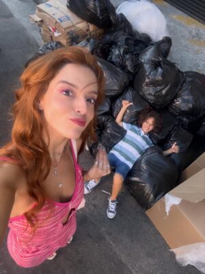 Giovanna Lancellotti Instagram - ÚLTIMO DIA de gravação de #DonaDeMim
Passa um filme na cabeça…
Começamos essa jornada no início de janeiro. Quase um ano se passou.
E, de lá pra cá, tanto aprendizado. Tantos amigos que fiz. Tanta intensidade, experiência e mergulhos profundos..
É difícil tentar explicar o que é viver e fazer uma novela..
Mas o que eu consigo explicar é a imensa felicidade que a Kami me proporcionou.
Meu Deus!!! Eu vou ficar com muita saudade! Dela, dos amigos dela, dessa equipe MARAVILHOSA que me fez relembrar o quanto é bom trabalhar na televisão quando se tem afeto, escuta, parceria! E um bom texto! 😬
Fui muito, mas muuuuuito feliz aqui com vocês, pessoinhas 🥹
Meu coração é só gratidão!
Que a gente se encontre breve e sempre!
Kamila Luiza, minha maluca, aprendi tanto com você!!
Vibrei sua alegria, sofri suas dores.. E, com certeza, tive uma das sequências mais inesquecíveis da minha carreira!
Obrigada!!!!
Meu trio, vocês são incríveis! Mulheres que quero pra vida! Obrigada pela amizade linda que construímos fora das câmeras! Eu amo vocês 🤍🤍🤍