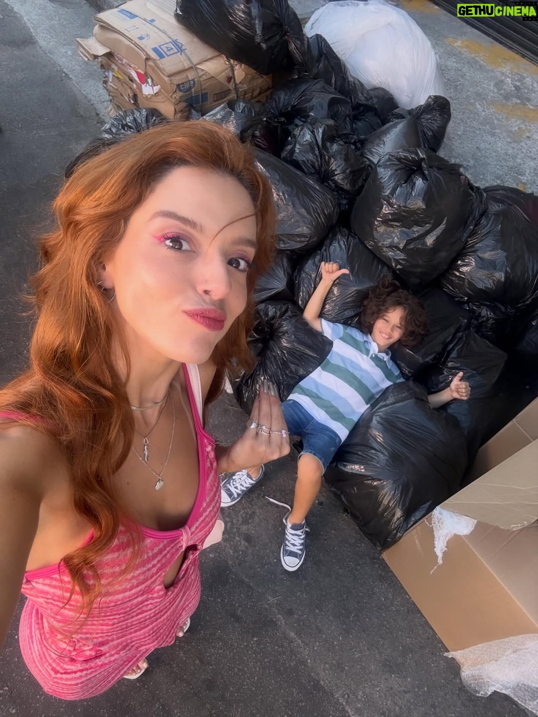 Giovanna Lancellotti - 82.2K Likes - ÚLTIMO DIA de gravação de #DonaDeMim 

Passa um filme na cabeça… 
Começamos essa jornada no início de janeiro. Quase um ano se passou. 
E, de lá pra cá, tanto aprendizado. Tantos amigos que fiz. Tanta intensidade, experiência e mergulhos profundos.. 
É difícil tentar explicar o que é viver e fazer uma novela.. 

Mas o que eu consigo explicar é a imensa felicidade que a Kami me proporcionou. 
Meu Deus!!! Eu vou ficar com muita saudade! Dela, dos amigos dela, dessa equipe MARAVILHOSA que me fez relembrar o quanto é bom trabalhar na televisão quando se tem afeto, escuta, parceria! E um bom texto! 😬 

Fui muito, mas muuuuuito feliz aqui com vocês, pessoinhas 🥹
Meu coração é só gratidão! 
Que a gente se encontre breve e sempre! 

Kamila Luiza, minha maluca, aprendi tanto com você!!
Vibrei sua alegria, sofri suas dores.. E, com certeza, tive uma das sequências mais inesquecíveis da minha carreira! 
Obrigada!!!!

Meu trio, vocês são incríveis! Mulheres que quero pra vida! Obrigada pela amizade linda que construímos fora das câmeras! Eu amo vocês 🤍🤍🤍