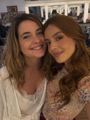 Giovanna Lancellotti Instagram - ÚLTIMO DIA de gravação de #DonaDeMim
Passa um filme na cabeça…
Começamos essa jornada no início de janeiro. Quase um ano se passou.
E, de lá pra cá, tanto aprendizado. Tantos amigos que fiz. Tanta intensidade, experiência e mergulhos profundos..
É difícil tentar explicar o que é viver e fazer uma novela..
Mas o que eu consigo explicar é a imensa felicidade que a Kami me proporcionou.
Meu Deus!!! Eu vou ficar com muita saudade! Dela, dos amigos dela, dessa equipe MARAVILHOSA que me fez relembrar o quanto é bom trabalhar na televisão quando se tem afeto, escuta, parceria! E um bom texto! 😬
Fui muito, mas muuuuuito feliz aqui com vocês, pessoinhas 🥹
Meu coração é só gratidão!
Que a gente se encontre breve e sempre!
Kamila Luiza, minha maluca, aprendi tanto com você!!
Vibrei sua alegria, sofri suas dores.. E, com certeza, tive uma das sequências mais inesquecíveis da minha carreira!
Obrigada!!!!
Meu trio, vocês são incríveis! Mulheres que quero pra vida! Obrigada pela amizade linda que construímos fora das câmeras! Eu amo vocês 🤍🤍🤍