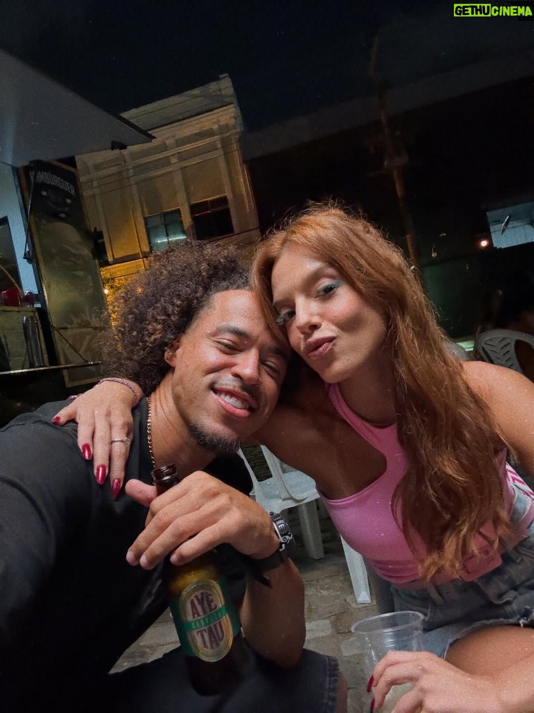 Giovanna Lancellotti - 82.2K Likes - ÚLTIMO DIA de gravação de #DonaDeMim 

Passa um filme na cabeça… 
Começamos essa jornada no início de janeiro. Quase um ano se passou. 
E, de lá pra cá, tanto aprendizado. Tantos amigos que fiz. Tanta intensidade, experiência e mergulhos profundos.. 
É difícil tentar explicar o que é viver e fazer uma novela.. 

Mas o que eu consigo explicar é a imensa felicidade que a Kami me proporcionou. 
Meu Deus!!! Eu vou ficar com muita saudade! Dela, dos amigos dela, dessa equipe MARAVILHOSA que me fez relembrar o quanto é bom trabalhar na televisão quando se tem afeto, escuta, parceria! E um bom texto! 😬 

Fui muito, mas muuuuuito feliz aqui com vocês, pessoinhas 🥹
Meu coração é só gratidão! 
Que a gente se encontre breve e sempre! 

Kamila Luiza, minha maluca, aprendi tanto com você!!
Vibrei sua alegria, sofri suas dores.. E, com certeza, tive uma das sequências mais inesquecíveis da minha carreira! 
Obrigada!!!!

Meu trio, vocês são incríveis! Mulheres que quero pra vida! Obrigada pela amizade linda que construímos fora das câmeras! Eu amo vocês 🤍🤍🤍