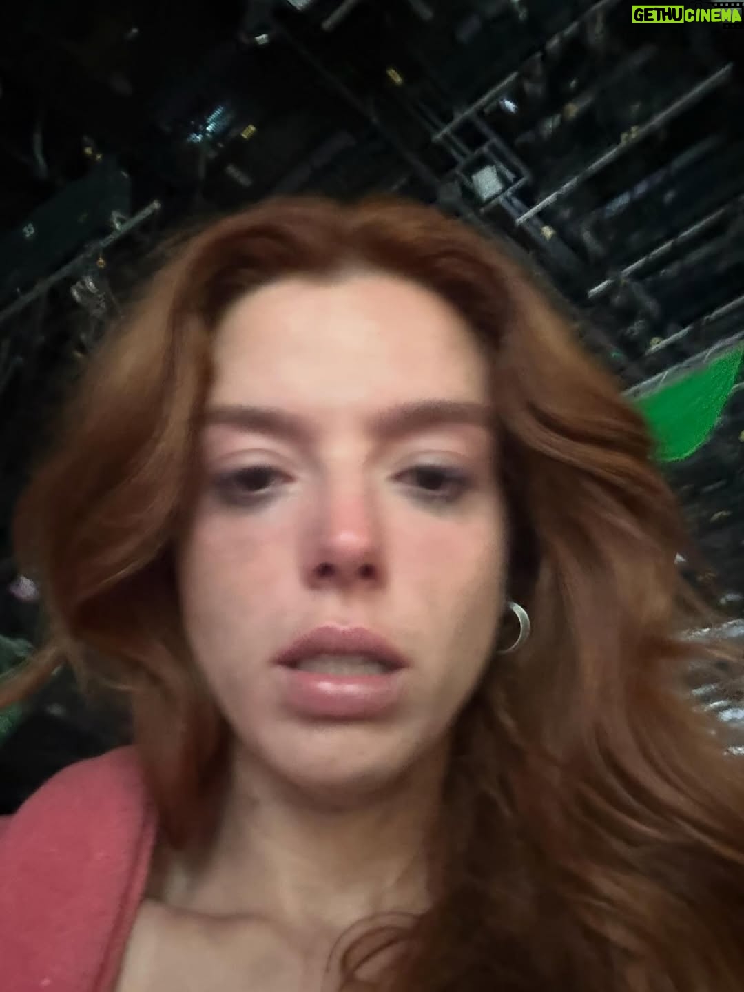 Giovanna Lancellotti - 82.2K Likes - ÚLTIMO DIA de gravação de #DonaDeMim 

Passa um filme na cabeça… 
Começamos essa jornada no início de janeiro. Quase um ano se passou. 
E, de lá pra cá, tanto aprendizado. Tantos amigos que fiz. Tanta intensidade, experiência e mergulhos profundos.. 
É difícil tentar explicar o que é viver e fazer uma novela.. 

Mas o que eu consigo explicar é a imensa felicidade que a Kami me proporcionou. 
Meu Deus!!! Eu vou ficar com muita saudade! Dela, dos amigos dela, dessa equipe MARAVILHOSA que me fez relembrar o quanto é bom trabalhar na televisão quando se tem afeto, escuta, parceria! E um bom texto! 😬 

Fui muito, mas muuuuuito feliz aqui com vocês, pessoinhas 🥹
Meu coração é só gratidão! 
Que a gente se encontre breve e sempre! 

Kamila Luiza, minha maluca, aprendi tanto com você!!
Vibrei sua alegria, sofri suas dores.. E, com certeza, tive uma das sequências mais inesquecíveis da minha carreira! 
Obrigada!!!!

Meu trio, vocês são incríveis! Mulheres que quero pra vida! Obrigada pela amizade linda que construímos fora das câmeras! Eu amo vocês 🤍🤍🤍