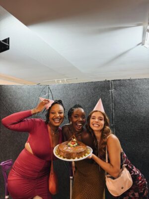Giovanna Lancellotti Instagram - ÚLTIMO DIA de gravação de #DonaDeMim
Passa um filme na cabeça…
Começamos essa jornada no início de janeiro. Quase um ano se passou.
E, de lá pra cá, tanto aprendizado. Tantos amigos que fiz. Tanta intensidade, experiência e mergulhos profundos..
É difícil tentar explicar o que é viver e fazer uma novela..
Mas o que eu consigo explicar é a imensa felicidade que a Kami me proporcionou.
Meu Deus!!! Eu vou ficar com muita saudade! Dela, dos amigos dela, dessa equipe MARAVILHOSA que me fez relembrar o quanto é bom trabalhar na televisão quando se tem afeto, escuta, parceria! E um bom texto! 😬
Fui muito, mas muuuuuito feliz aqui com vocês, pessoinhas 🥹
Meu coração é só gratidão!
Que a gente se encontre breve e sempre!
Kamila Luiza, minha maluca, aprendi tanto com você!!
Vibrei sua alegria, sofri suas dores.. E, com certeza, tive uma das sequências mais inesquecíveis da minha carreira!
Obrigada!!!!
Meu trio, vocês são incríveis! Mulheres que quero pra vida! Obrigada pela amizade linda que construímos fora das câmeras! Eu amo vocês 🤍🤍🤍