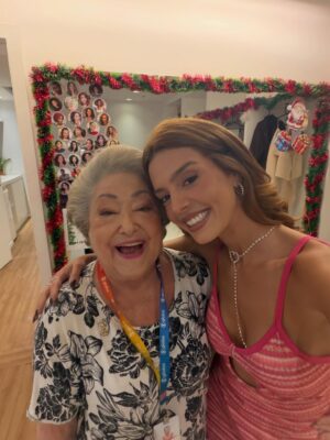 Giovanna Lancellotti Instagram - ÚLTIMO DIA de gravação de #DonaDeMim
Passa um filme na cabeça…
Começamos essa jornada no início de janeiro. Quase um ano se passou.
E, de lá pra cá, tanto aprendizado. Tantos amigos que fiz. Tanta intensidade, experiência e mergulhos profundos..
É difícil tentar explicar o que é viver e fazer uma novela..
Mas o que eu consigo explicar é a imensa felicidade que a Kami me proporcionou.
Meu Deus!!! Eu vou ficar com muita saudade! Dela, dos amigos dela, dessa equipe MARAVILHOSA que me fez relembrar o quanto é bom trabalhar na televisão quando se tem afeto, escuta, parceria! E um bom texto! 😬
Fui muito, mas muuuuuito feliz aqui com vocês, pessoinhas 🥹
Meu coração é só gratidão!
Que a gente se encontre breve e sempre!
Kamila Luiza, minha maluca, aprendi tanto com você!!
Vibrei sua alegria, sofri suas dores.. E, com certeza, tive uma das sequências mais inesquecíveis da minha carreira!
Obrigada!!!!
Meu trio, vocês são incríveis! Mulheres que quero pra vida! Obrigada pela amizade linda que construímos fora das câmeras! Eu amo vocês 🤍🤍🤍