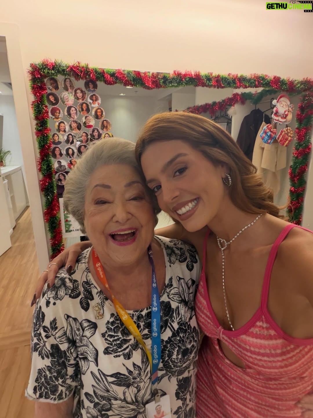 Giovanna Lancellotti - 82.2K Likes - ÚLTIMO DIA de gravação de #DonaDeMim 

Passa um filme na cabeça… 
Começamos essa jornada no início de janeiro. Quase um ano se passou. 
E, de lá pra cá, tanto aprendizado. Tantos amigos que fiz. Tanta intensidade, experiência e mergulhos profundos.. 
É difícil tentar explicar o que é viver e fazer uma novela.. 

Mas o que eu consigo explicar é a imensa felicidade que a Kami me proporcionou. 
Meu Deus!!! Eu vou ficar com muita saudade! Dela, dos amigos dela, dessa equipe MARAVILHOSA que me fez relembrar o quanto é bom trabalhar na televisão quando se tem afeto, escuta, parceria! E um bom texto! 😬 

Fui muito, mas muuuuuito feliz aqui com vocês, pessoinhas 🥹
Meu coração é só gratidão! 
Que a gente se encontre breve e sempre! 

Kamila Luiza, minha maluca, aprendi tanto com você!!
Vibrei sua alegria, sofri suas dores.. E, com certeza, tive uma das sequências mais inesquecíveis da minha carreira! 
Obrigada!!!!

Meu trio, vocês são incríveis! Mulheres que quero pra vida! Obrigada pela amizade linda que construímos fora das câmeras! Eu amo vocês 🤍🤍🤍