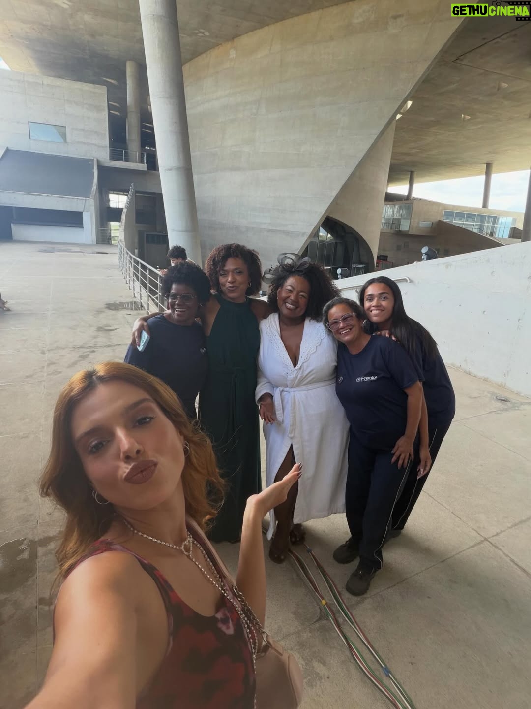 Giovanna Lancellotti - 82.2K Likes - ÚLTIMO DIA de gravação de #DonaDeMim 

Passa um filme na cabeça… 
Começamos essa jornada no início de janeiro. Quase um ano se passou. 
E, de lá pra cá, tanto aprendizado. Tantos amigos que fiz. Tanta intensidade, experiência e mergulhos profundos.. 
É difícil tentar explicar o que é viver e fazer uma novela.. 

Mas o que eu consigo explicar é a imensa felicidade que a Kami me proporcionou. 
Meu Deus!!! Eu vou ficar com muita saudade! Dela, dos amigos dela, dessa equipe MARAVILHOSA que me fez relembrar o quanto é bom trabalhar na televisão quando se tem afeto, escuta, parceria! E um bom texto! 😬 

Fui muito, mas muuuuuito feliz aqui com vocês, pessoinhas 🥹
Meu coração é só gratidão! 
Que a gente se encontre breve e sempre! 

Kamila Luiza, minha maluca, aprendi tanto com você!!
Vibrei sua alegria, sofri suas dores.. E, com certeza, tive uma das sequências mais inesquecíveis da minha carreira! 
Obrigada!!!!

Meu trio, vocês são incríveis! Mulheres que quero pra vida! Obrigada pela amizade linda que construímos fora das câmeras! Eu amo vocês 🤍🤍🤍