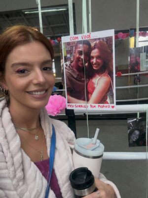 Giovanna Lancellotti Instagram - ÚLTIMO DIA de gravação de #DonaDeMim
Passa um filme na cabeça…
Começamos essa jornada no início de janeiro. Quase um ano se passou.
E, de lá pra cá, tanto aprendizado. Tantos amigos que fiz. Tanta intensidade, experiência e mergulhos profundos..
É difícil tentar explicar o que é viver e fazer uma novela..
Mas o que eu consigo explicar é a imensa felicidade que a Kami me proporcionou.
Meu Deus!!! Eu vou ficar com muita saudade! Dela, dos amigos dela, dessa equipe MARAVILHOSA que me fez relembrar o quanto é bom trabalhar na televisão quando se tem afeto, escuta, parceria! E um bom texto! 😬
Fui muito, mas muuuuuito feliz aqui com vocês, pessoinhas 🥹
Meu coração é só gratidão!
Que a gente se encontre breve e sempre!
Kamila Luiza, minha maluca, aprendi tanto com você!!
Vibrei sua alegria, sofri suas dores.. E, com certeza, tive uma das sequências mais inesquecíveis da minha carreira!
Obrigada!!!!
Meu trio, vocês são incríveis! Mulheres que quero pra vida! Obrigada pela amizade linda que construímos fora das câmeras! Eu amo vocês 🤍🤍🤍
