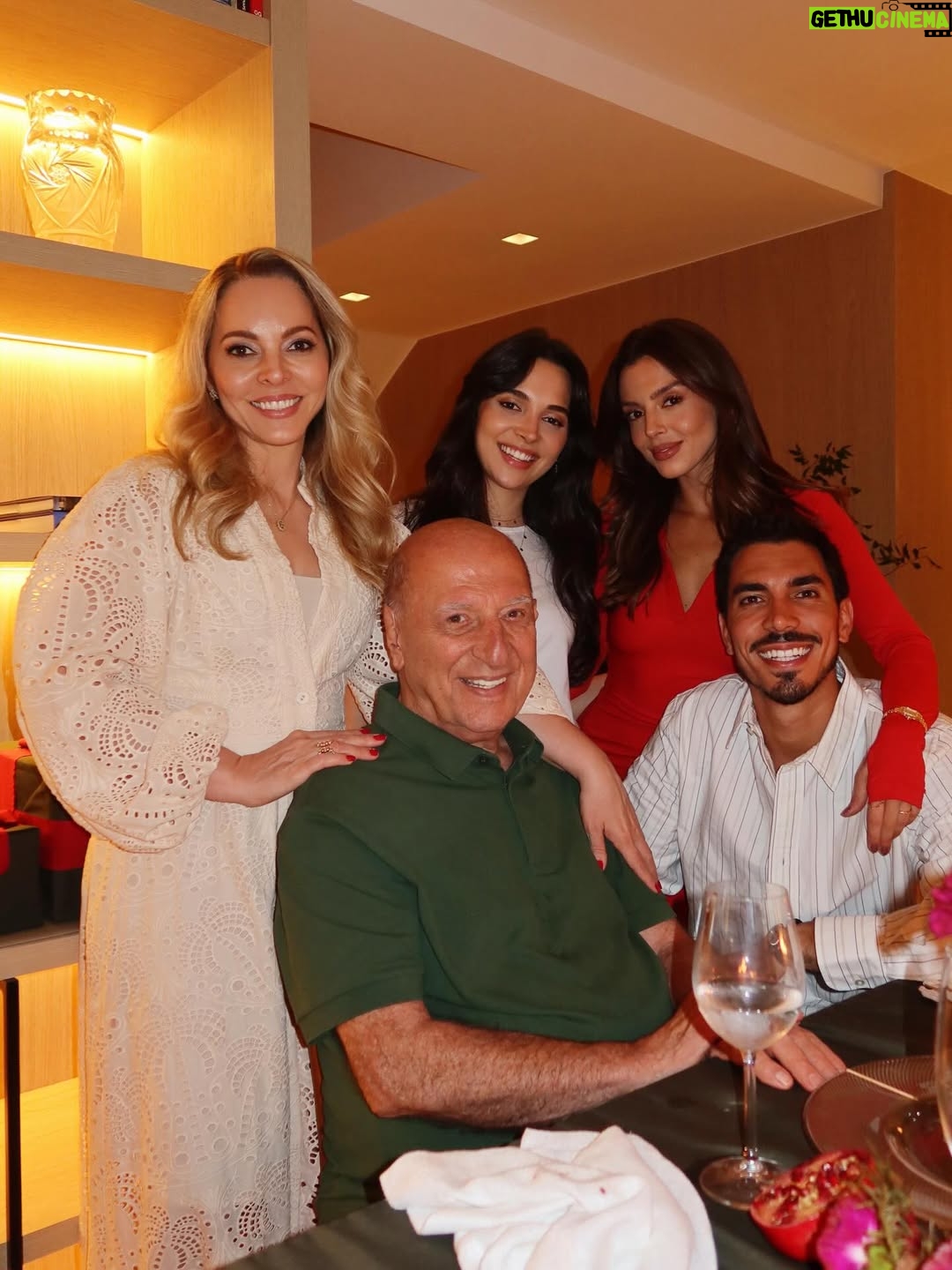 Giovanna Lancellotti - 42.2K Likes - Nosso Natal ❤️🎄
2025 foi, e está sendo, um ano MUITO especial! 

Que o espírito de Cristo esteja sempre presente em nossas casas, nossos corações.. não podemos esquecer o verdadeiro significado desse dia! 

Obrigada, meu Deus! Por todas as bençãos que o senhor preparou pra mim! Pela minha família! Pela minha saúde ! 

AMÉM! 
Que tenhamos todos um Natal repleto de amor e respeito! 
Que todos os seres sejam livres e felizes ✨🙏🏼