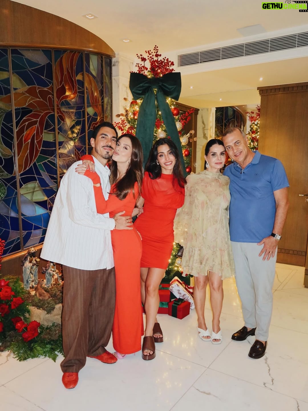 Giovanna Lancellotti - 42.2K Likes - Nosso Natal ❤️🎄
2025 foi, e está sendo, um ano MUITO especial! 

Que o espírito de Cristo esteja sempre presente em nossas casas, nossos corações.. não podemos esquecer o verdadeiro significado desse dia! 

Obrigada, meu Deus! Por todas as bençãos que o senhor preparou pra mim! Pela minha família! Pela minha saúde ! 

AMÉM! 
Que tenhamos todos um Natal repleto de amor e respeito! 
Que todos os seres sejam livres e felizes ✨🙏🏼