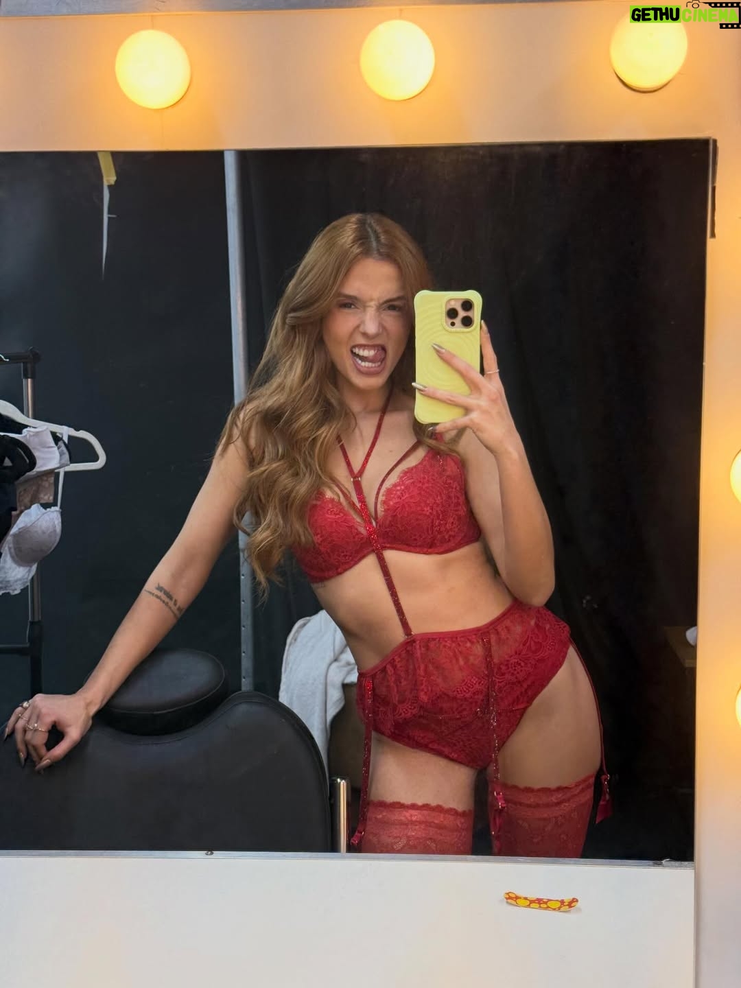 Giovanna Lancellotti - 102.5K Likes - KAMILA LUIZA, em todas suas versões. 

Brilhe muito e voe alto!!! ✨ você merece, garota!! 

Gratidão, meus parceiros amados. 

DONA DE MIM
219 capítulos 
Fim :)