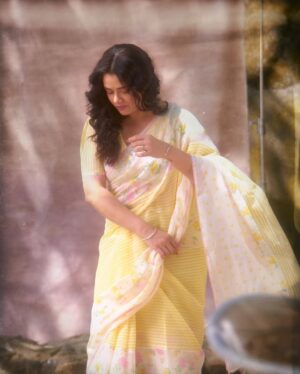 Girija Oak Instagram - Magic courtesy @tejasnerurkarr 
Saree courtesy @theyellowbow_ 
Jewellery courtesy @houseofaadyaa 
Putting it all together courtesy @nehachaudhary_ 
Hair courtesy @sharmilapatel1109
Love courtesy @santushtimahadeo @brewbackersmedia