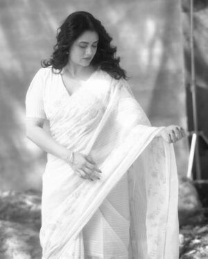 Girija Oak Instagram - Magic courtesy @tejasnerurkarr 
Saree courtesy @theyellowbow_ 
Jewellery courtesy @houseofaadyaa 
Putting it all together courtesy @nehachaudhary_ 
Hair courtesy @sharmilapatel1109
Love courtesy @santushtimahadeo @brewbackersmedia