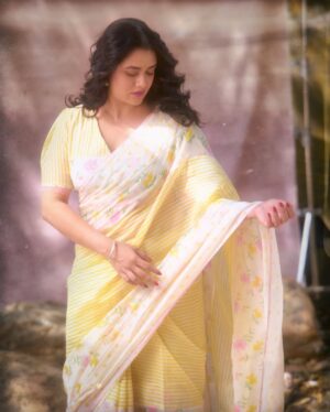 Girija Oak Instagram - Magic courtesy @tejasnerurkarr 
Saree courtesy @theyellowbow_ 
Jewellery courtesy @houseofaadyaa 
Putting it all together courtesy @nehachaudhary_ 
Hair courtesy @sharmilapatel1109
Love courtesy @santushtimahadeo @brewbackersmedia