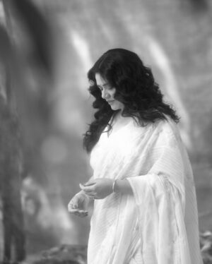 Girija Oak Instagram - Magic courtesy @tejasnerurkarr 
Saree courtesy @theyellowbow_ 
Jewellery courtesy @houseofaadyaa 
Putting it all together courtesy @nehachaudhary_ 
Hair courtesy @sharmilapatel1109
Love courtesy @santushtimahadeo @brewbackersmedia