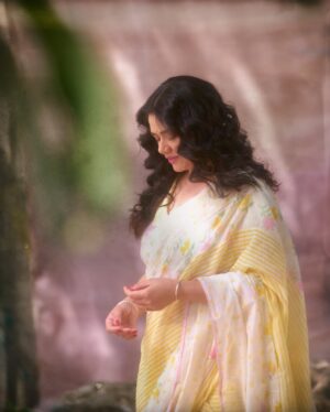 Girija Oak Instagram - Magic courtesy @tejasnerurkarr 
Saree courtesy @theyellowbow_ 
Jewellery courtesy @houseofaadyaa 
Putting it all together courtesy @nehachaudhary_ 
Hair courtesy @sharmilapatel1109
Love courtesy @santushtimahadeo @brewbackersmedia