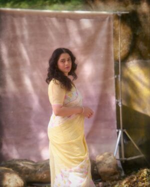 Girija Oak Instagram - Magic courtesy @tejasnerurkarr 
Saree courtesy @theyellowbow_ 
Jewellery courtesy @houseofaadyaa 
Putting it all together courtesy @nehachaudhary_ 
Hair courtesy @sharmilapatel1109
Love courtesy @santushtimahadeo @brewbackersmedia