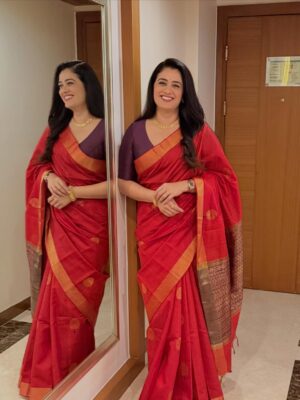 Girija Oak Instagram - केंद्रीय रस्ते वाहतूक आणि महामार्ग मंत्री नितीन गडकरी यांची नुकतीच नागपूर इथे गिरिजा गोडबोले हिनं मुलाखत घेतली. चना पोहा विथ नितीनजी असं या कार्यक्रमाचं नाव होतं. 
या कार्यक्रमासाठी गिरिजाने आमच्या ब्रँडची रॉ सिल्क साडी नेसली होती आणि आद्याचे दागिने घातले होते. गिरिजा नेहमीप्रमाणे अतिशय गोड दिसली आहे. 

Saree - @sayalirajadhyakshasarees 
Jewellery - @houseofaadyaa 
Styling - @sayalee_marathe 

Sayali Sarees, Raw Silk, Handloom, Handwoven, Pure, Authentic