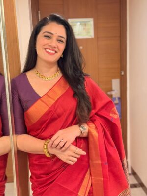 Girija Oak Instagram - केंद्रीय रस्ते वाहतूक आणि महामार्ग मंत्री नितीन गडकरी यांची नुकतीच नागपूर इथे गिरिजा गोडबोले हिनं मुलाखत घेतली. चना पोहा विथ नितीनजी असं या कार्यक्रमाचं नाव होतं. 
या कार्यक्रमासाठी गिरिजाने आमच्या ब्रँडची रॉ सिल्क साडी नेसली होती आणि आद्याचे दागिने घातले होते. गिरिजा नेहमीप्रमाणे अतिशय गोड दिसली आहे. 

Saree - @sayalirajadhyakshasarees 
Jewellery - @houseofaadyaa 
Styling - @sayalee_marathe 

Sayali Sarees, Raw Silk, Handloom, Handwoven, Pure, Authentic