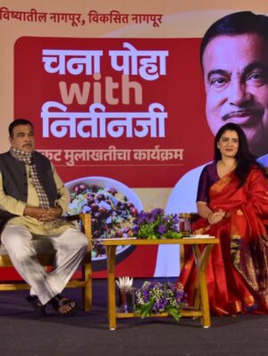 Girija Oak Instagram - केंद्रीय रस्ते वाहतूक आणि महामार्ग मंत्री नितीन गडकरी यांची नुकतीच नागपूर इथे गिरिजा गोडबोले हिनं मुलाखत घेतली. चना पोहा विथ नितीनजी असं या कार्यक्रमाचं नाव होतं. 
या कार्यक्रमासाठी गिरिजाने आमच्या ब्रँडची रॉ सिल्क साडी नेसली होती आणि आद्याचे दागिने घातले होते. गिरिजा नेहमीप्रमाणे अतिशय गोड दिसली आहे. 

Saree - @sayalirajadhyakshasarees 
Jewellery - @houseofaadyaa 
Styling - @sayalee_marathe 

Sayali Sarees, Raw Silk, Handloom, Handwoven, Pure, Authentic