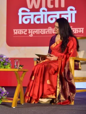Girija Oak Instagram - केंद्रीय रस्ते वाहतूक आणि महामार्ग मंत्री नितीन गडकरी यांची नुकतीच नागपूर इथे गिरिजा गोडबोले हिनं मुलाखत घेतली. चना पोहा विथ नितीनजी असं या कार्यक्रमाचं नाव होतं. 
या कार्यक्रमासाठी गिरिजाने आमच्या ब्रँडची रॉ सिल्क साडी नेसली होती आणि आद्याचे दागिने घातले होते. गिरिजा नेहमीप्रमाणे अतिशय गोड दिसली आहे. 

Saree - @sayalirajadhyakshasarees 
Jewellery - @houseofaadyaa 
Styling - @sayalee_marathe 

Sayali Sarees, Raw Silk, Handloom, Handwoven, Pure, Authentic
