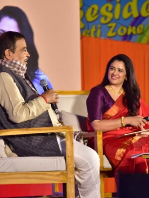 Girija Oak Instagram - केंद्रीय रस्ते वाहतूक आणि महामार्ग मंत्री नितीन गडकरी यांची नुकतीच नागपूर इथे गिरिजा गोडबोले हिनं मुलाखत घेतली. चना पोहा विथ नितीनजी असं या कार्यक्रमाचं नाव होतं. 
या कार्यक्रमासाठी गिरिजाने आमच्या ब्रँडची रॉ सिल्क साडी नेसली होती आणि आद्याचे दागिने घातले होते. गिरिजा नेहमीप्रमाणे अतिशय गोड दिसली आहे. 

Saree - @sayalirajadhyakshasarees 
Jewellery - @houseofaadyaa 
Styling - @sayalee_marathe 

Sayali Sarees, Raw Silk, Handloom, Handwoven, Pure, Authentic