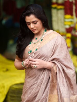 Girija Oak Instagram - @houseofaadyaa shoots are all heart always!

This one was extra special also because we met @manjulaflower, the rockstar who graciously agreed to take a selfie with @sayalee_marathe and I. 
Shot by @reflectionofmymemories 
This is @houseofaadyaa ‘s luxe collection. Do check it out :)