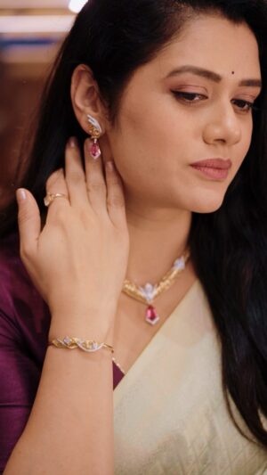 Girija Oak Instagram - For jewels you simply can’t get enough of, head to @indriyajewels
I recently visited their store in Pimpri and fell in love with their stunning collection. From mangalsutras that pair effortlessly with every outfit to diamonds that elevate the everyday look, each piece is thoughtfully designed so you’ll keep reaching for them time and time again✨
#IndriyaJewellery #AdityaBirlaJewellery