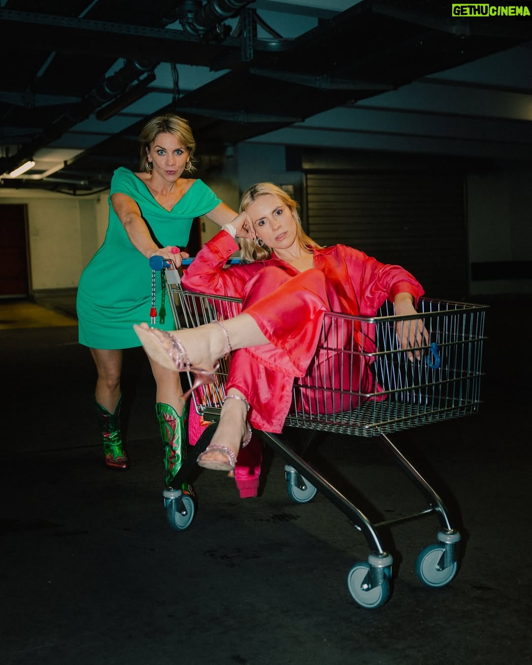 Gisa Zach - 6.1K Likes - Eingepackt 🛒 💗
Fotos : @frau.aermel 

#summerparty #actress #event #friendship #pier13 #film #tv #werbungwegenmarkennennung