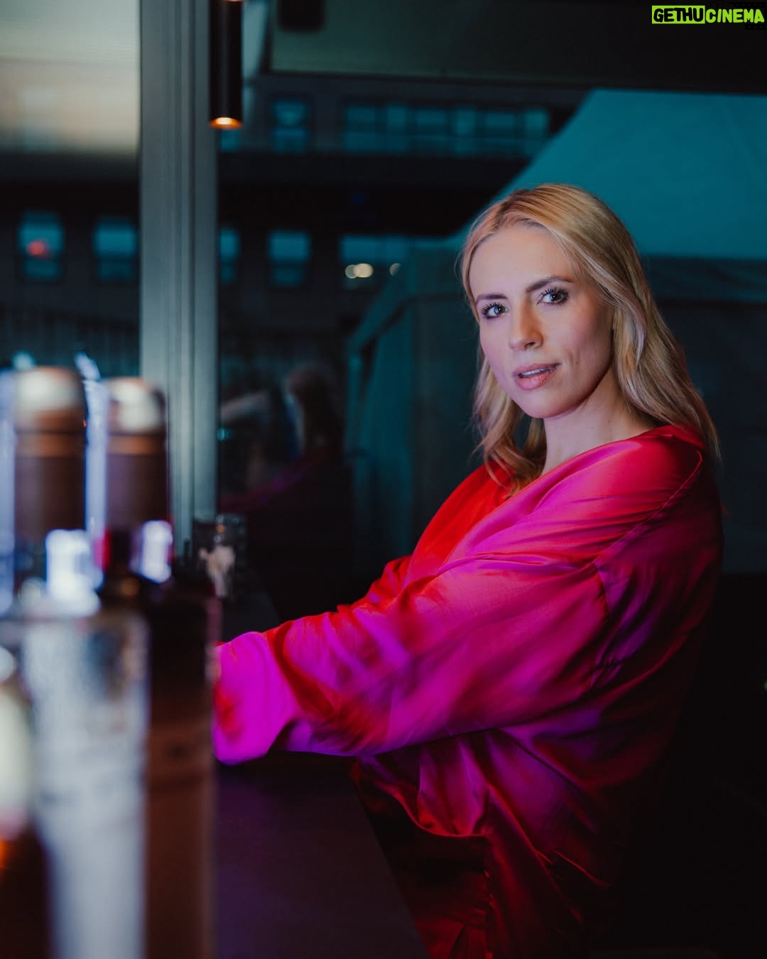 Gisa Zach - 6.1K Likes - Eingepackt 🛒 💗
Fotos : @frau.aermel 

#summerparty #actress #event #friendship #pier13 #film #tv #werbungwegenmarkennennung