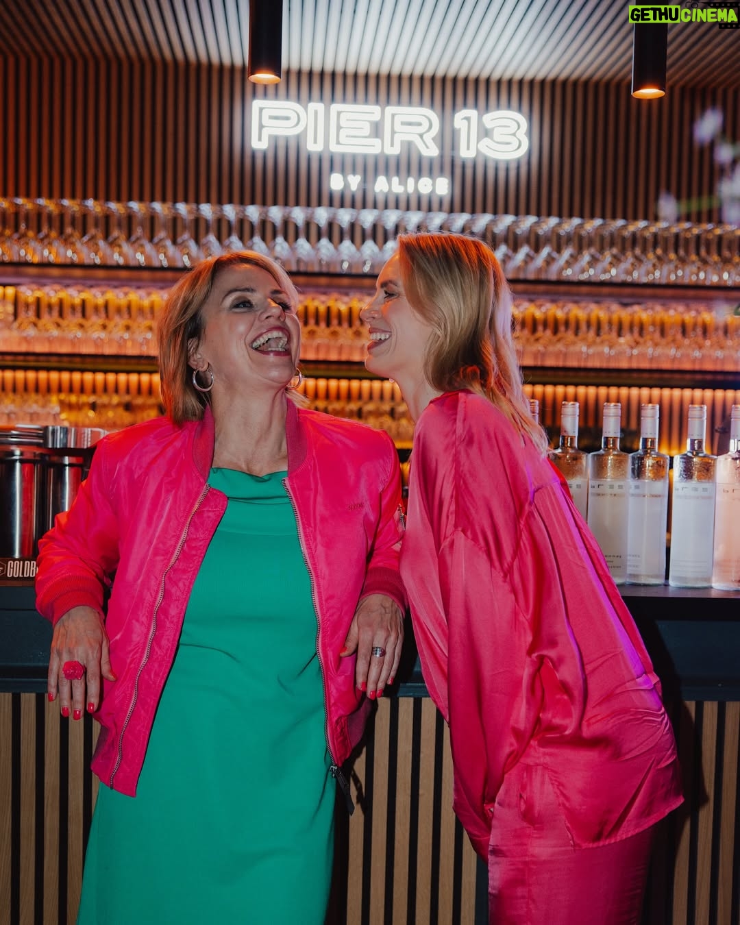 Gisa Zach - 6.1K Likes - Eingepackt 🛒 💗
Fotos : @frau.aermel 

#summerparty #actress #event #friendship #pier13 #film #tv #werbungwegenmarkennennung