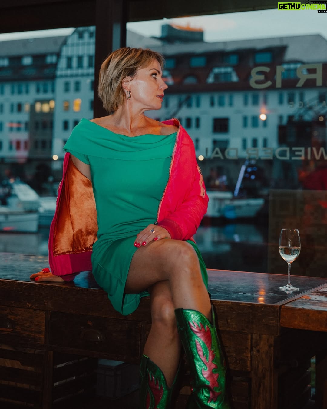 Gisa Zach - 6.1K Likes - Eingepackt 🛒 💗
Fotos : @frau.aermel 

#summerparty #actress #event #friendship #pier13 #film #tv #werbungwegenmarkennennung