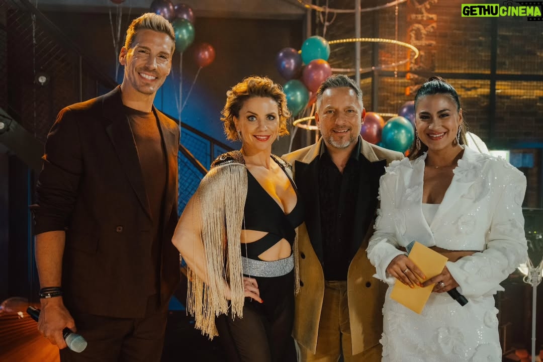 Gisa Zach - 9.8K Likes - Dann ist es jetzt wohl raus…;-)
Wer hätte gedacht, dass sich unsere Wege so kreuzen und sich „unsere Welten“ mal so vermischen?!
Und wisst Ihr was? Ich finde das überragend. Mir macht dieser Ausflug in die reale Schlagerwelt mit Euch einfach unfassbar großen Spaß. Und ich kenne auch kein Format in der fiktionalen Welt, mit dem das so möglich wäre ...
Ich möchte Euch, @steffibrungs & @norman.langen auf jeden Fall mal ein dickes Danke sagen. Dafür, dass Ihr @gisa_zach und mich so „aufgenommen“ und im Mauerwerk bzw. in Magdeburg so großartig unterstützt habt!
Und wer weiß, was noch kommt ;.-)

PS: Dass die Story nicht jedem gefallen kann – geschenkt. Und wir wissen alle, dass die wenigen negativen Stimmen im Netz immer lauter sind, als die vielen positiven❤️
@gzsz #gzsz #rtl #schlager @rtlup.de
@meine_schlagerliebe #music #fiction
#reality #normanlangen #steffibrungs
#work #job
1. Foto copyright ©️ @rtl_de / Anna Riedel