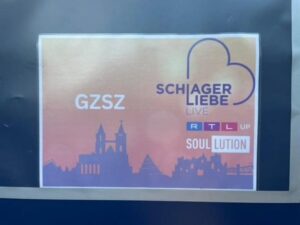 Gisa Zach Instagram - Dann ist es jetzt wohl raus…;-)
Wer hätte gedacht, dass sich unsere Wege so kreuzen und sich „unsere Welten“ mal so vermischen?!
Und wisst Ihr was? Ich finde das überragend. Mir macht dieser Ausflug in die reale Schlagerwelt mit Euch einfach unfassbar großen Spaß. Und ich kenne auch kein Format in der fiktionalen Welt, mit dem das so möglich wäre ...
Ich möchte Euch, @steffibrungs & @norman.langen auf jeden Fall mal ein dickes Danke sagen. Dafür, dass Ihr @gisa_zach und mich so „aufgenommen“ und im Mauerwerk bzw. in Magdeburg so großartig unterstützt habt!
Und wer weiß, was noch kommt ;.-)

PS: Dass die Story nicht jedem gefallen kann – geschenkt. Und wir wissen alle, dass die wenigen negativen Stimmen im Netz immer lauter sind, als die vielen positiven❤️
@gzsz #gzsz #rtl #schlager @rtlup.de
@meine_schlagerliebe #music #fiction
#reality #normanlangen #steffibrungs
#work #job
1. Foto copyright ©️ @rtl_de / Anna Riedel