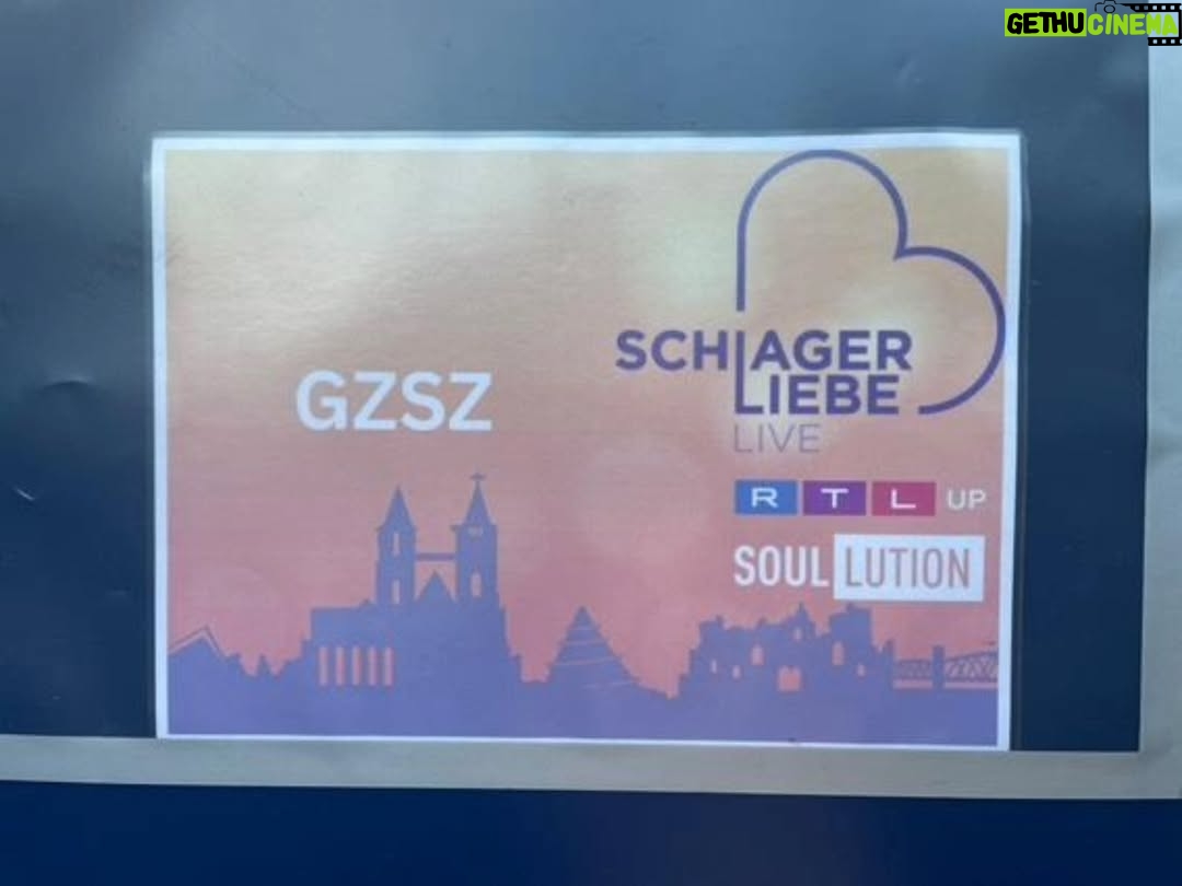 Gisa Zach - 9.8K Likes - Dann ist es jetzt wohl raus…;-)
Wer hätte gedacht, dass sich unsere Wege so kreuzen und sich „unsere Welten“ mal so vermischen?!
Und wisst Ihr was? Ich finde das überragend. Mir macht dieser Ausflug in die reale Schlagerwelt mit Euch einfach unfassbar großen Spaß. Und ich kenne auch kein Format in der fiktionalen Welt, mit dem das so möglich wäre ...
Ich möchte Euch, @steffibrungs & @norman.langen auf jeden Fall mal ein dickes Danke sagen. Dafür, dass Ihr @gisa_zach und mich so „aufgenommen“ und im Mauerwerk bzw. in Magdeburg so großartig unterstützt habt!
Und wer weiß, was noch kommt ;.-)

PS: Dass die Story nicht jedem gefallen kann – geschenkt. Und wir wissen alle, dass die wenigen negativen Stimmen im Netz immer lauter sind, als die vielen positiven❤️
@gzsz #gzsz #rtl #schlager @rtlup.de
@meine_schlagerliebe #music #fiction
#reality #normanlangen #steffibrungs
#work #job
1. Foto copyright ©️ @rtl_de / Anna Riedel
