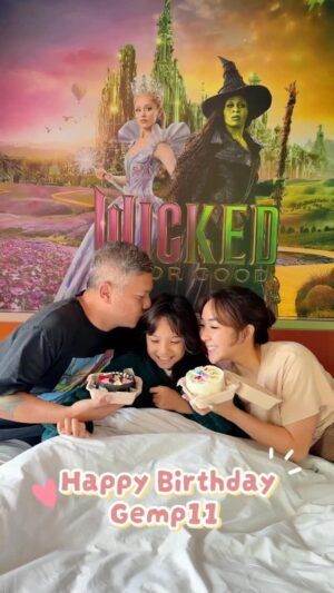 Gisella Anastasia Instagram - Magical staycation at Grand Hyatt Jakarta ✨
Ulang tahun ke-11 Gempi kali ini kita lewatin dengan cara yang beda dan gemes banget—an immersive experience yang bikin kita seperti masuk ke Emerald City, lewat Wicked Theme Room di @grandhyattjakarta .
Lengkap bgt deh, mulai dari dekorasinya, properti-properti sepert yg ada d film Wicked yang bisa dimainkan, sampai amenities-nya, semua detailnya tuh dipikirin bangetttt…
Papading aja sampe jadi Glinda tuh saking menghayatinya🤭😂
Sebagai orang tua, melihat senyum dan bahagianya Gempi di hari itu jadi hadiah paling berharga 🤍
Terima kasih Grand Hyatt Jakarta sudah membantu menciptakan kenangan indah untuk Gempi di ulang tahunnya tahun ini 💚🩷
#happybirthdayMpi #happyMpi #liburannyaMpi #grateful #blessed
.
.
Anyway, papading cocok banget ga sihh jadi Glinda??? Uda sama sama “G” nya tuh