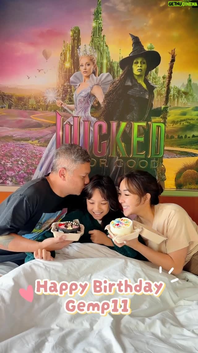 Gisella Anastasia - 47.3K Likes - Magical staycation at Grand Hyatt Jakarta ✨

Ulang tahun ke-11 Gempi kali ini kita lewatin dengan cara yang beda dan gemes banget—an immersive experience yang bikin kita seperti masuk ke Emerald City, lewat Wicked Theme Room di @grandhyattjakarta .

Lengkap bgt deh, mulai dari dekorasinya, properti-properti sepert yg ada d film Wicked yang bisa dimainkan, sampai amenities-nya, semua detailnya tuh dipikirin bangetttt…
Papading aja sampe jadi Glinda tuh saking menghayatinya🤭😂

Sebagai orang tua, melihat senyum dan bahagianya Gempi di hari itu jadi hadiah paling berharga 🤍
Terima kasih Grand Hyatt Jakarta sudah membantu menciptakan kenangan indah untuk Gempi di ulang tahunnya tahun ini 💚🩷

#happybirthdayMpi #happyMpi #liburannyaMpi #grateful #blessed
.
.
Anyway, papading cocok banget ga sihh jadi Glinda??? Uda sama sama “G” nya tuh
