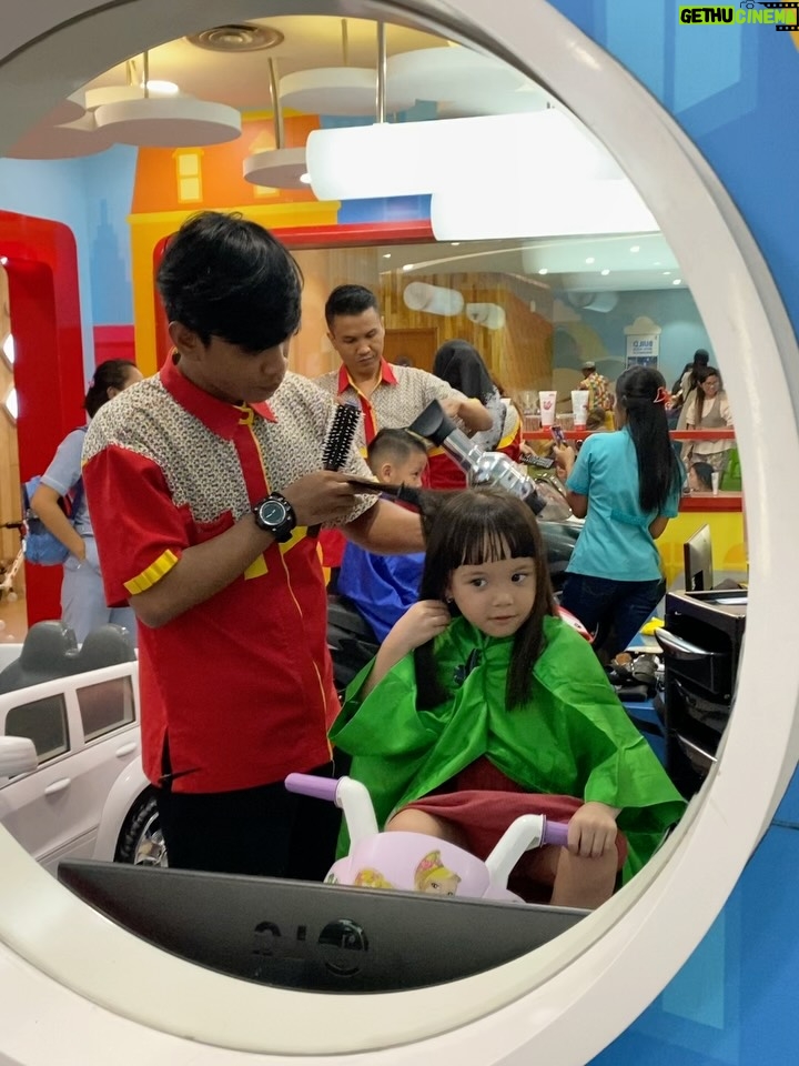 Gisella Anastasia - 108.8K Likes - Sudah sebelas Gem🥹😭

Ngeliatin ini semua di galeri mama dari kemarin, membawa rasa syukur yang luar biasaaaaaaaa…
Manisnya kamu dari kecil..
Bawelnya..
Aktifnya..
Semuanya masi ada sampe sekarang, cuman agak lebih malu aja dikittt 🤏hihi..
Namun tetep sangat gemas dan membanggakan buat mama..

Forever grateful for your presence in my life..

Semoga semakin mandiri, semakin bisa fokus serius dalam mengerjakan apapun😜😜 , semoga bisa bertumbuh baik dan berbuah manis yaa Gem…
Selalu sayang Tuhan, papa dan mama, juga manis dan baik pada semuanya..

Love u tomaaattt gempitong slay gempoh cinta manis cinta karet kesayangan mama pujaan bangsaaaaaaaaaaaaaaaaaa😝😍❤️💕🥹