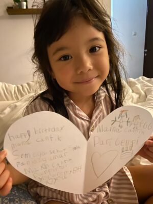 Gisella Anastasia Instagram - Sudah sebelas Gem🥹😭
Ngeliatin ini semua di galeri mama dari kemarin, membawa rasa syukur yang luar biasaaaaaaaa…
Manisnya kamu dari kecil..
Bawelnya..
Aktifnya..
Semuanya masi ada sampe sekarang, cuman agak lebih malu aja dikittt 🤏hihi..
Namun tetep sangat gemas dan membanggakan buat mama..
Forever grateful for your presence in my life..
Semoga semakin mandiri, semakin bisa fokus serius dalam mengerjakan apapun😜😜 , semoga bisa bertumbuh baik dan berbuah manis yaa Gem…
Selalu sayang Tuhan, papa dan mama, juga manis dan baik pada semuanya..
Love u tomaaattt gempitong slay gempoh cinta manis cinta karet kesayangan mama pujaan bangsaaaaaaaaaaaaaaaaaa😝😍❤️💕🥹