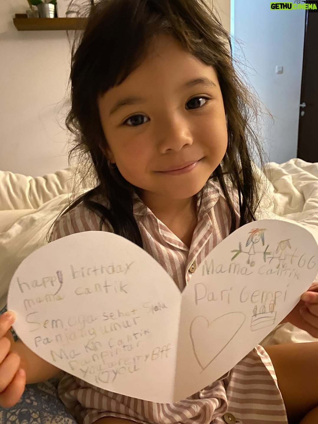 Gisella Anastasia - 108.8K Likes - Sudah sebelas Gem🥹😭

Ngeliatin ini semua di galeri mama dari kemarin, membawa rasa syukur yang luar biasaaaaaaaa…
Manisnya kamu dari kecil..
Bawelnya..
Aktifnya..
Semuanya masi ada sampe sekarang, cuman agak lebih malu aja dikittt 🤏hihi..
Namun tetep sangat gemas dan membanggakan buat mama..

Forever grateful for your presence in my life..

Semoga semakin mandiri, semakin bisa fokus serius dalam mengerjakan apapun😜😜 , semoga bisa bertumbuh baik dan berbuah manis yaa Gem…
Selalu sayang Tuhan, papa dan mama, juga manis dan baik pada semuanya..

Love u tomaaattt gempitong slay gempoh cinta manis cinta karet kesayangan mama pujaan bangsaaaaaaaaaaaaaaaaaa😝😍❤️💕🥹