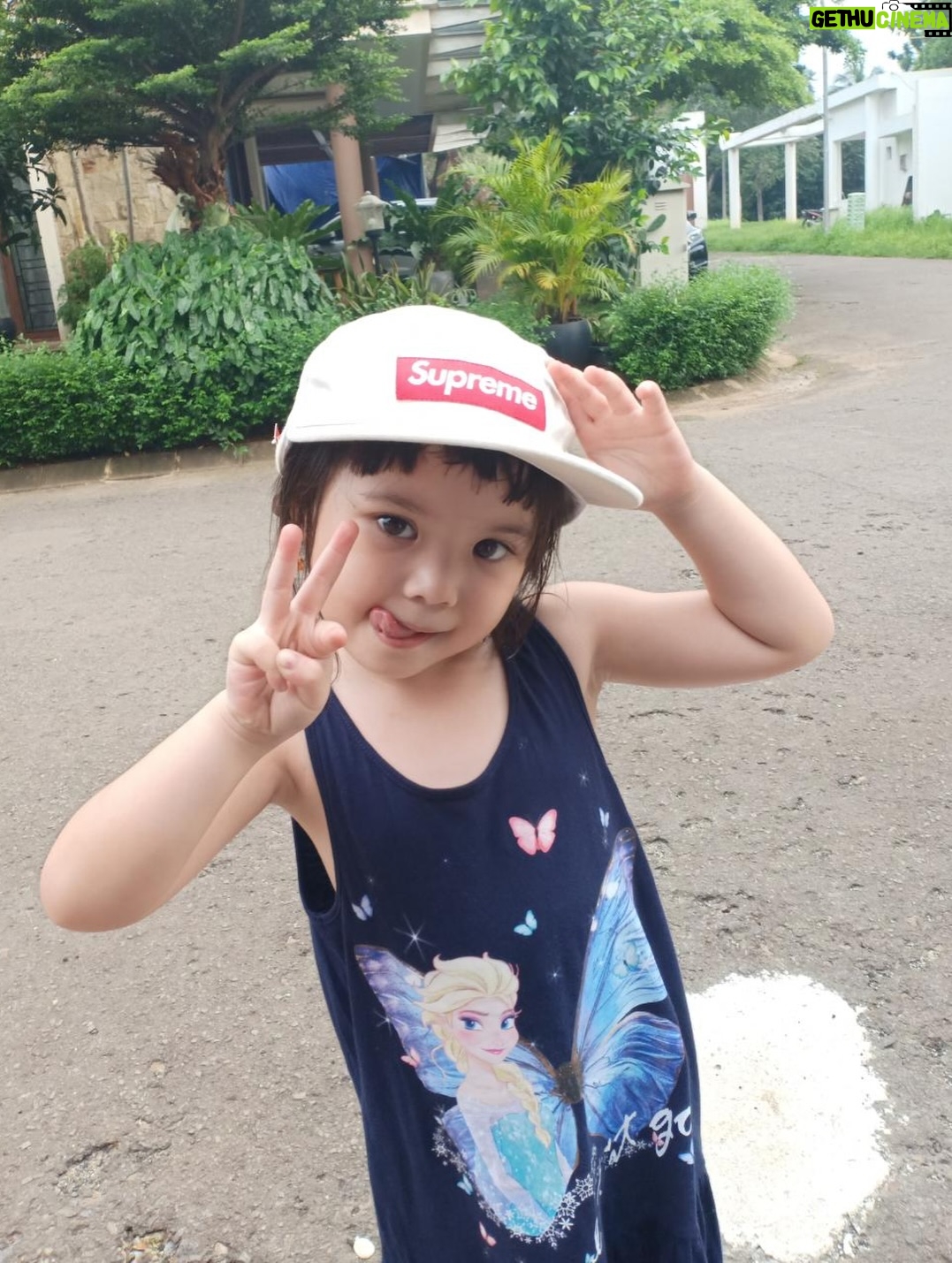 Gisella Anastasia - 108.8K Likes - Sudah sebelas Gem🥹😭

Ngeliatin ini semua di galeri mama dari kemarin, membawa rasa syukur yang luar biasaaaaaaaa…
Manisnya kamu dari kecil..
Bawelnya..
Aktifnya..
Semuanya masi ada sampe sekarang, cuman agak lebih malu aja dikittt 🤏hihi..
Namun tetep sangat gemas dan membanggakan buat mama..

Forever grateful for your presence in my life..

Semoga semakin mandiri, semakin bisa fokus serius dalam mengerjakan apapun😜😜 , semoga bisa bertumbuh baik dan berbuah manis yaa Gem…
Selalu sayang Tuhan, papa dan mama, juga manis dan baik pada semuanya..

Love u tomaaattt gempitong slay gempoh cinta manis cinta karet kesayangan mama pujaan bangsaaaaaaaaaaaaaaaaaa😝😍❤️💕🥹