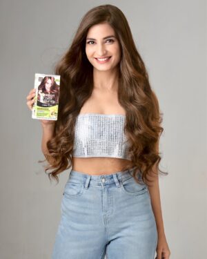 Gitanjali Singh Instagram - It's my favourite time of the year!
Some hairstyles to try this Holiday season šš«
šHair courtesy - Garnier Color Naturals
šShade - Caramel Brown 5.32
#collab #GarnierColorNaturals #LoveYourColor #NewHairNewMe
@garnierindia