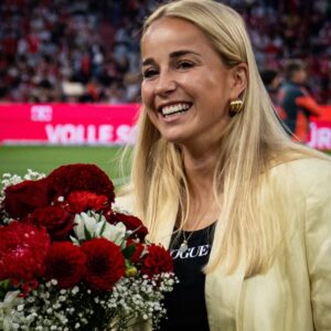 Giulia Gwinn Instagram - Danke! ❤️🤍 @fcbayern & @fcbfrauen 

😍🥇🎩 @stanwaygeorgia